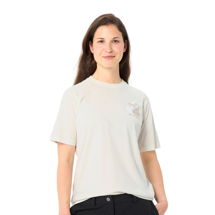 T-shirt Vaude Cyclist Casual Femme beige avec petit logo montagne sur poitrine, style simple et confortable