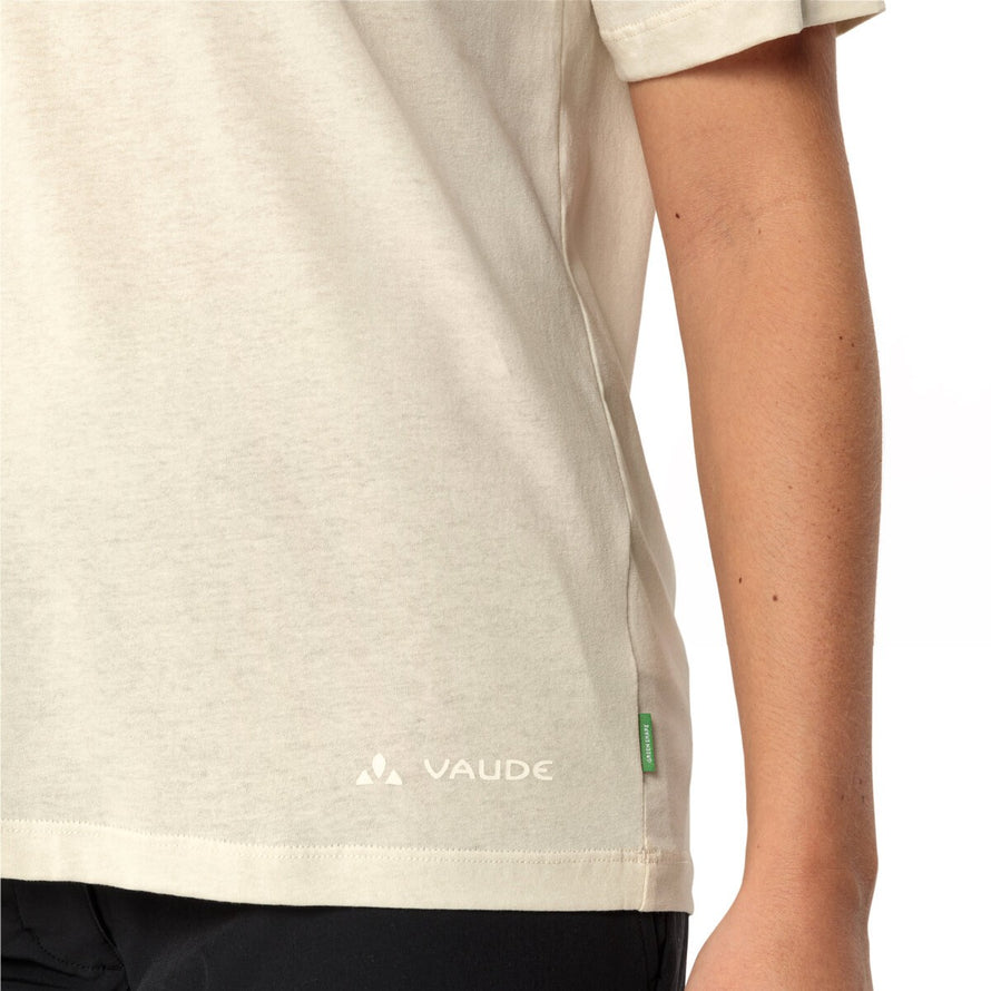 T-shirt Femme Vaude Cyclist Casual beige avec logo discret en bas côté, style épuré et écologique