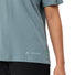 Zoom sur le logo Vaude en bas du T-shirt Femme Cyclist Casual bleu, style simple et écologique