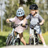 Deux enfants s’amusent avec leurs vélos PUKY LS-PRO 14 dans un skatepark, casque et sécurité au rendez-vous