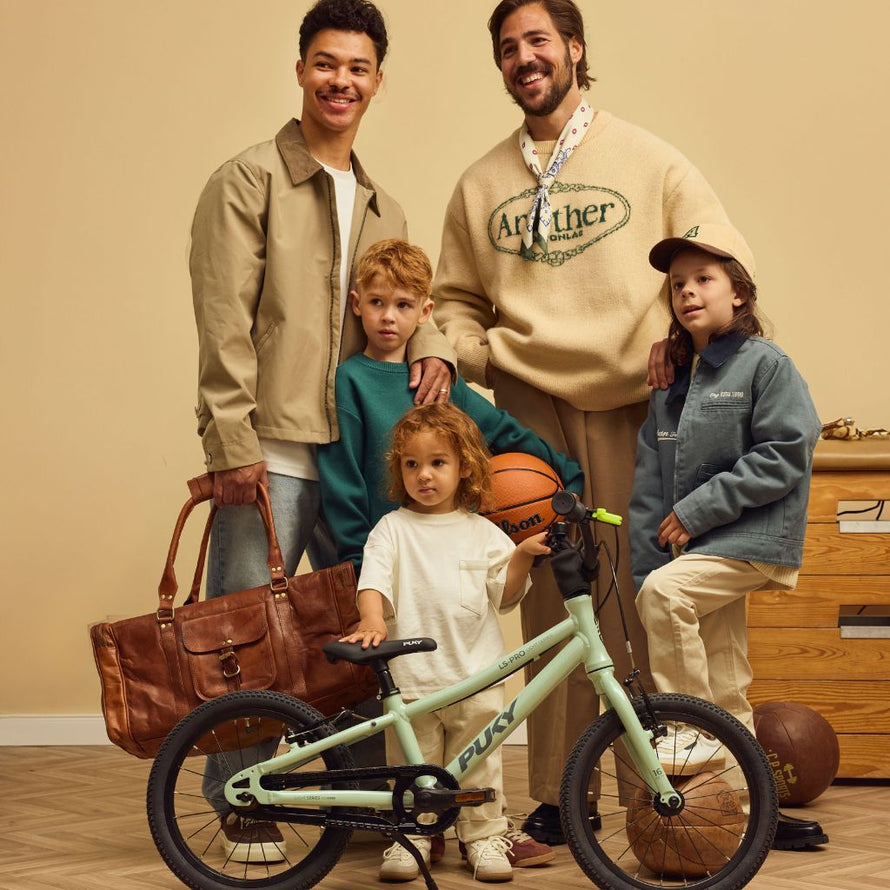 Famille posant avec le vélo enfant PUKY LS-PRO 14, modèle vert léger et confortable pour les premières sorties