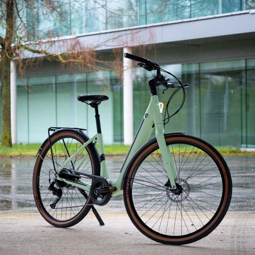 Vélo électrique avec clignotants intégrés E2ST avec cadre aluminium 6061 T6, selle et guidon réglables, tige de selle suspendue.