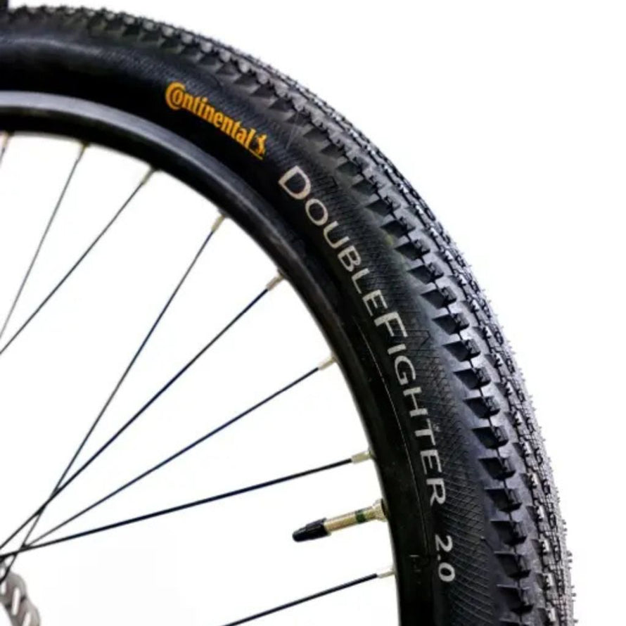 vélo électrique e2st pneus continental double fighter iii, bandes réfléchissantes pour sécurité et confort urbain.