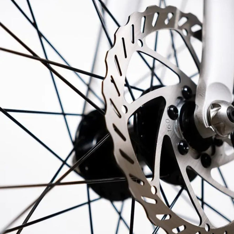 Freins à disque hydrauliques Shimano MT200 sur le vélo électrique E2ST, avec plaquettes résine B05S-RX et disques 160 mm.
