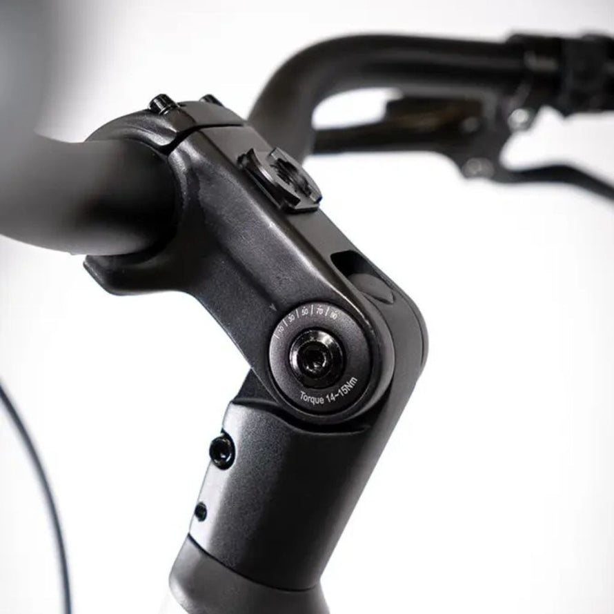 Guidon et potence réglable du vélo électrique E2ST, permettant d’ajuster l’angle et la hauteur pour un confort de conduite optimal en ville.