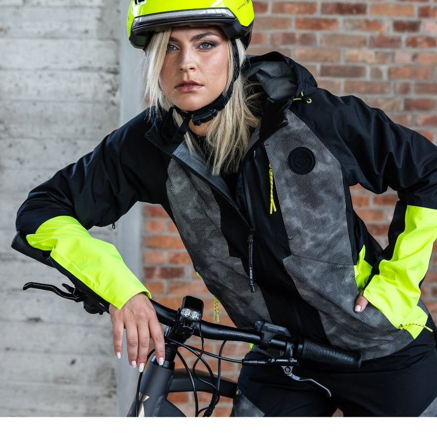 Veste vélo réfléchissante Wowow Etna, modèle technique unisexe offrant protection étanche et respirabilité optimale pour les trajets pluvieux.