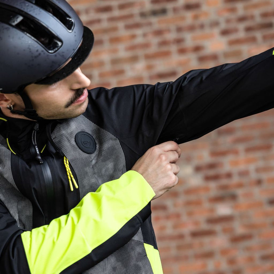 Détail des manches longues de la veste vélo Wowow Etna, tissu étanche et respirant pour une visibilité optimale sur la route.