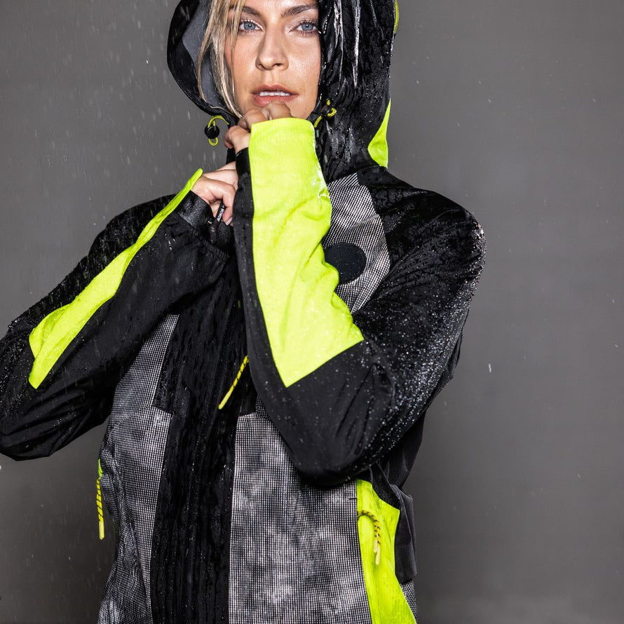 Veste vélo réfléchissante Wowow Etna, modèle unisexe offrant protection étanche et respirabilité optimale pour les trajets pluvieux.