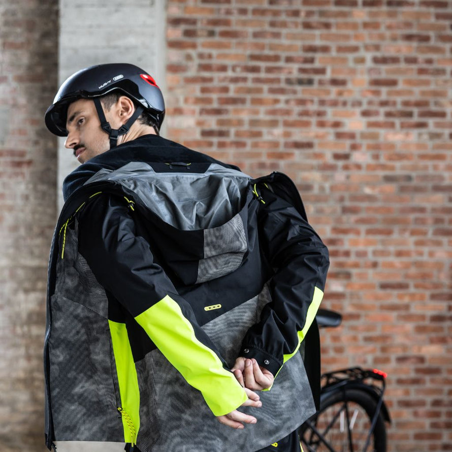Cycliste avec la veste Wowow Etna, équipement technique, respirant et étanche pour une visibilité maximale à vélo.