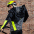 Cycliste avec la veste Wowow Etna, équipement technique, respirant et étanche pour une visibilité maximale.