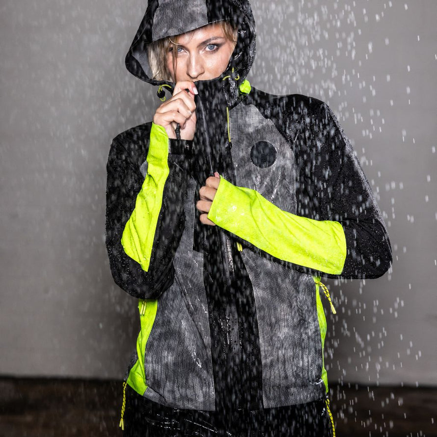 Veste vélo fluo et réfléchissante Wowow Etna, coupe technique respirante et imperméable offrant une excellente visibilité.