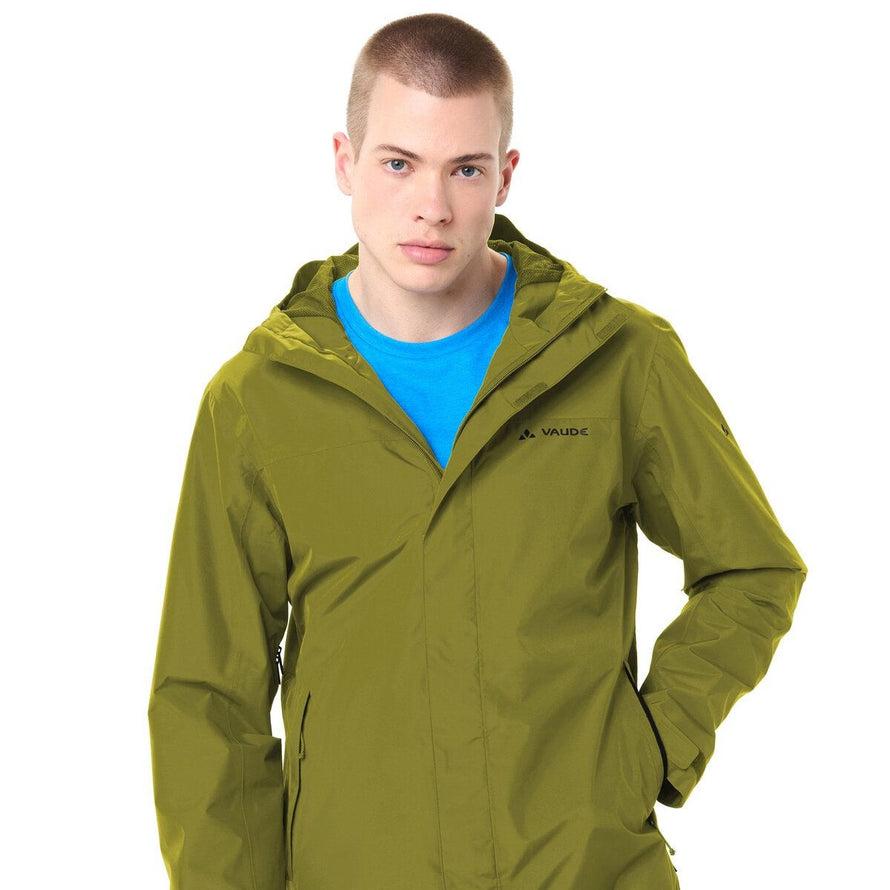 Veste imperméable homme Vaude Strathcona vert clair avec capuche, idéale pour cyclistes urbains par temps pluvieux