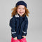 Petite fille portant la veste impermeable Lampi Reima. 