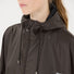 Zoom sur capuche et cordons de la veste de pluie vélo 66 Weather Report Flame imperméable couleur chocolat