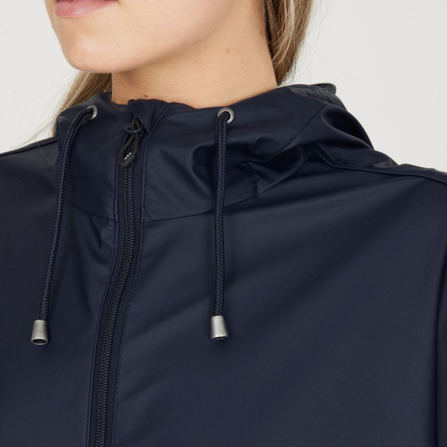 Zoom sur capuche et fermeture zip de la veste de pluie vélo 66 Weather Report Flame imperméable bleu marine