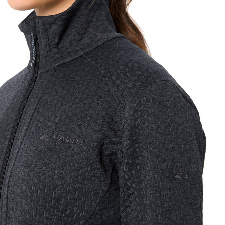 Zoom sur veste polaire femme Vaude Skomer SC noire avec texture hexagonale pour randonnée