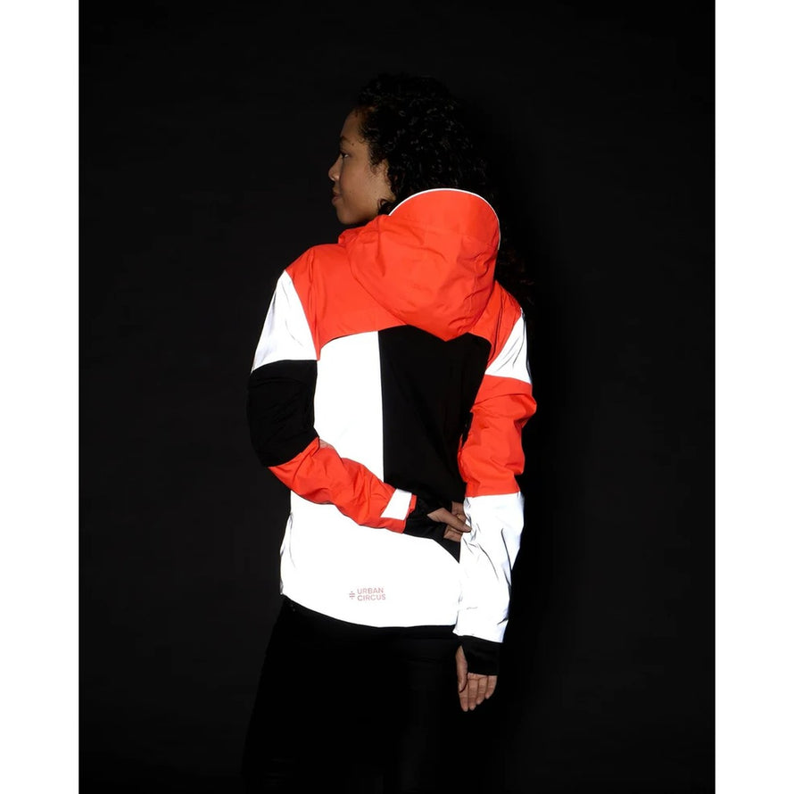 Femme vue de dos portant la veste vélo Urban Circus Repop réversible rouge noir blanc réfléchissante