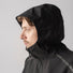 Profil homme avec veste vélo imperméable Explr GripGrab noire et capuche, protection pluie optimale