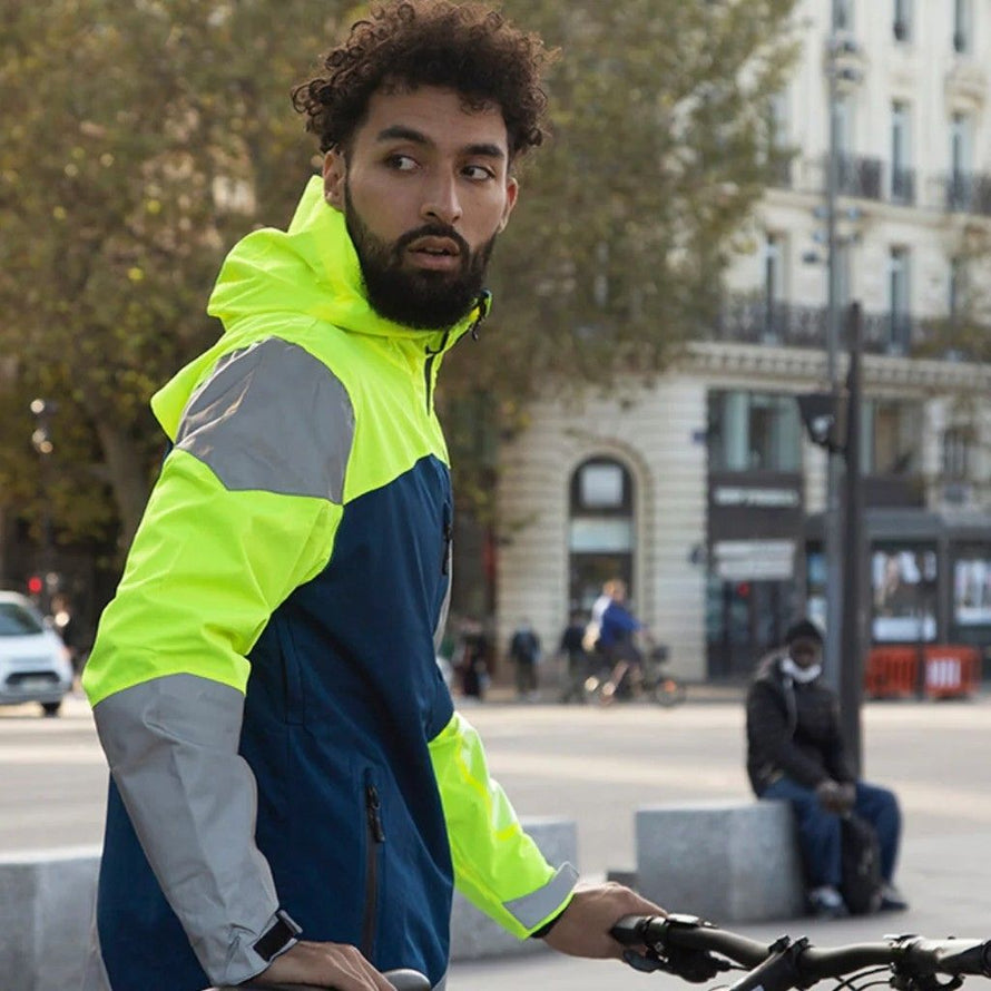 Cycliste urbain portant la veste Urban Circus Repop, combinant visibilité et style pour le vélo en ville.