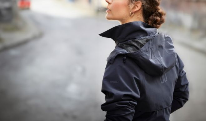 La lluvia y la humedad son enemigos del confort en bicicleta, pero también de los aparatos y objetos electrónicos que llevamos encima. ¿Cómo distinguir la resistencia a la lluvia y la impermeabilidad de los productos?