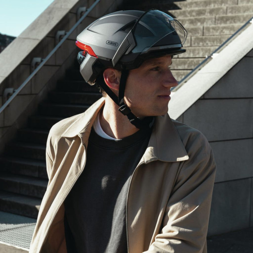 Visière ABUS HYP-E montée sur casque lors d’un trajet urbain à vélo