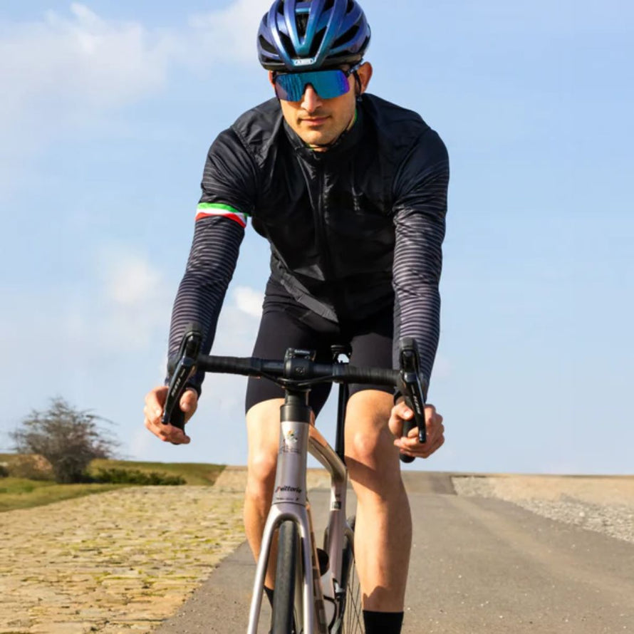 Cycliste pédalant sur route équipé de pneus Vittoria Rubino Tube Type
