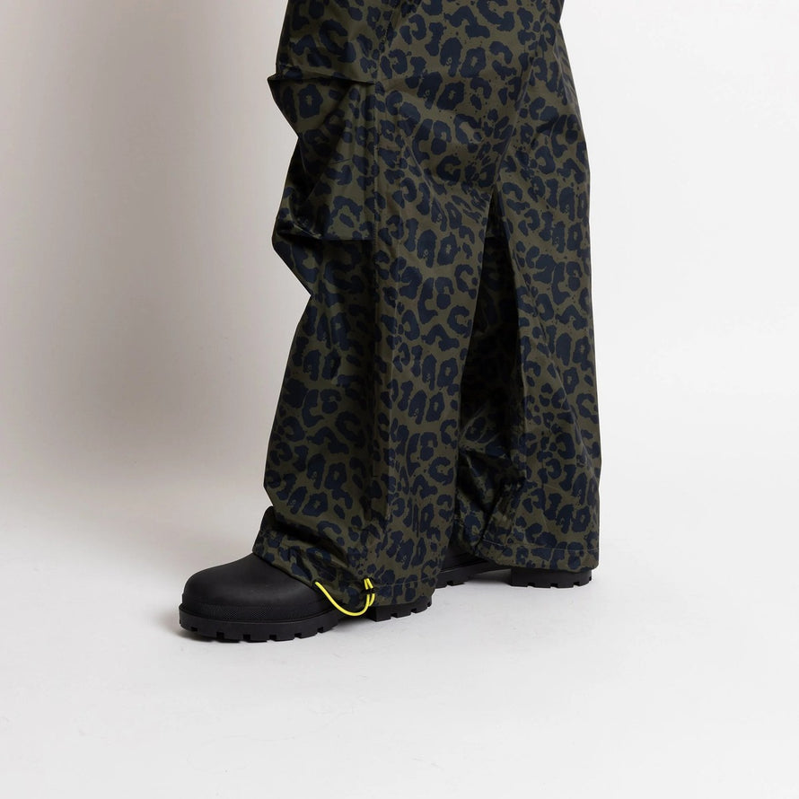 Pantalon de pluie vélo Vivi Mari imperméable motif léopard avec réglage bas pour une protection optimale