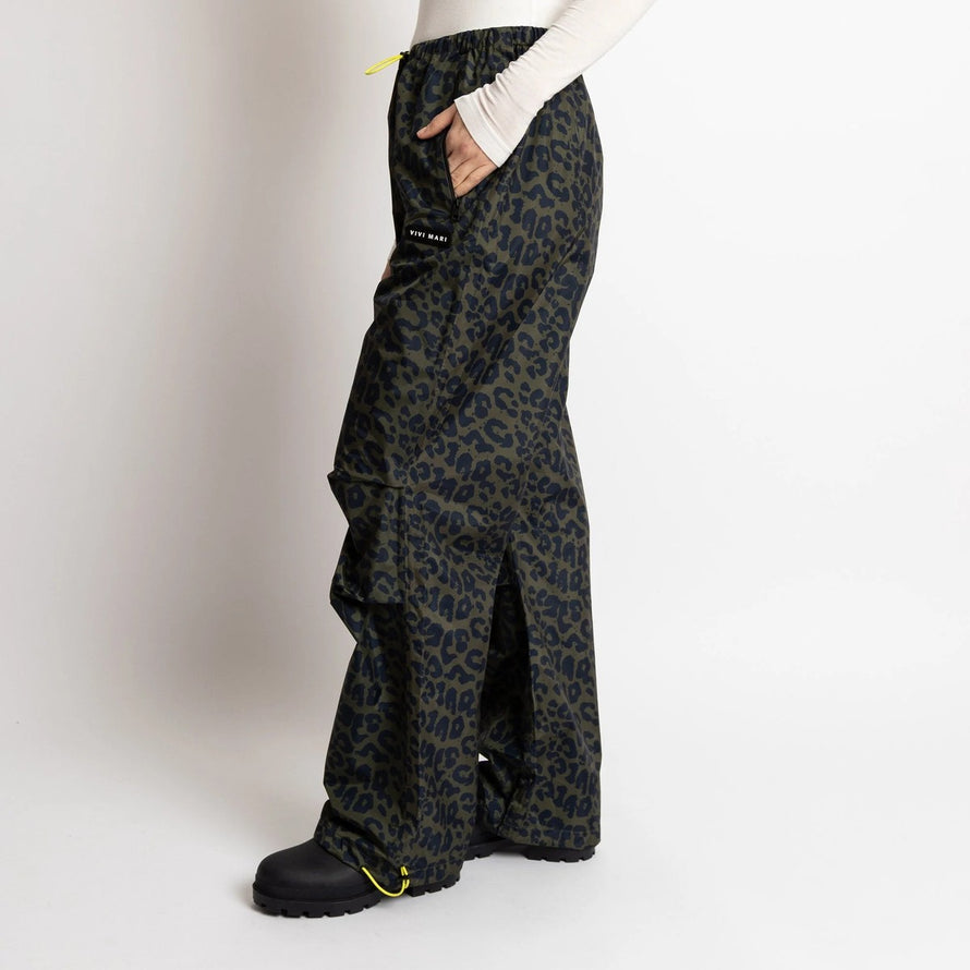 Pantalon de pluie vélo Vivi Mari imperméable motif léopard vue de côté, protection pluie pour cyclistes urbains