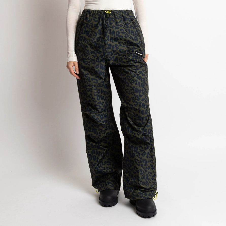Pantalon de pluie vélo Vivi Mari imperméable motif léopard vue de face, protection pluie légère et résistante