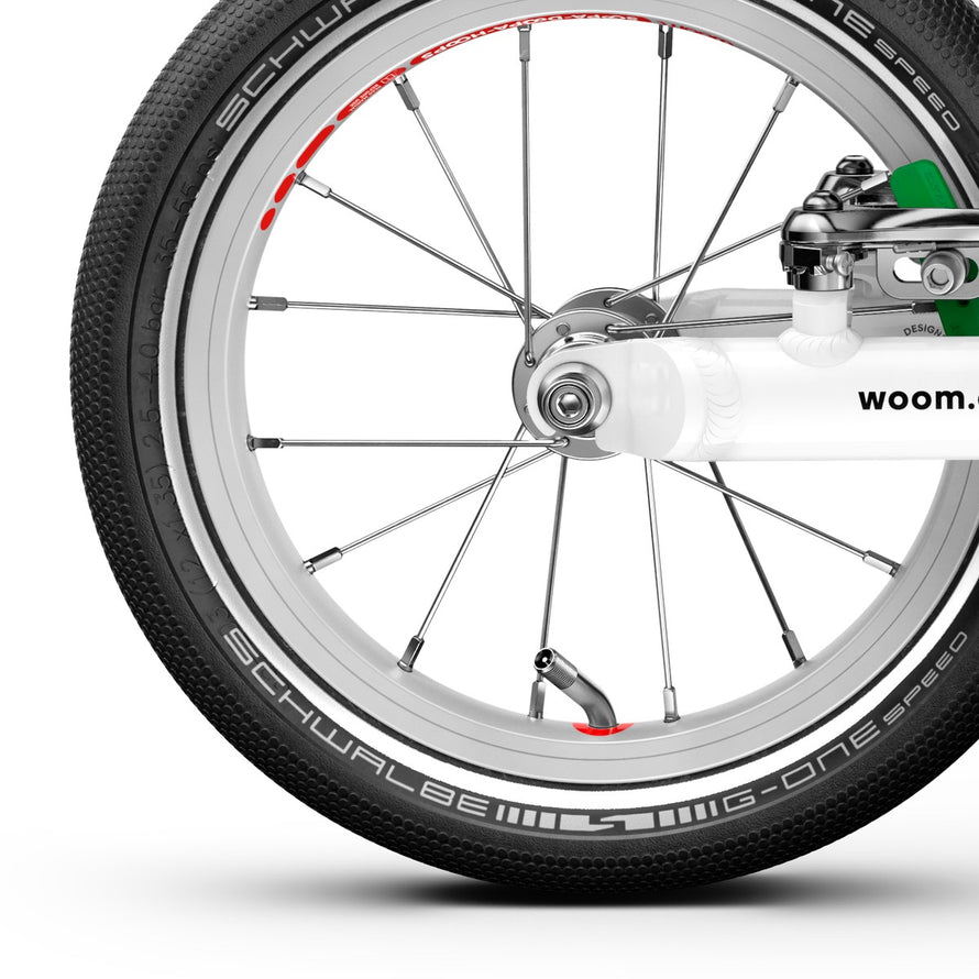 Gros plan roue avant blanche draisienne Woom GO 1 pour enfants 18 mois a 3.5 ans avec pneu Schwalbe