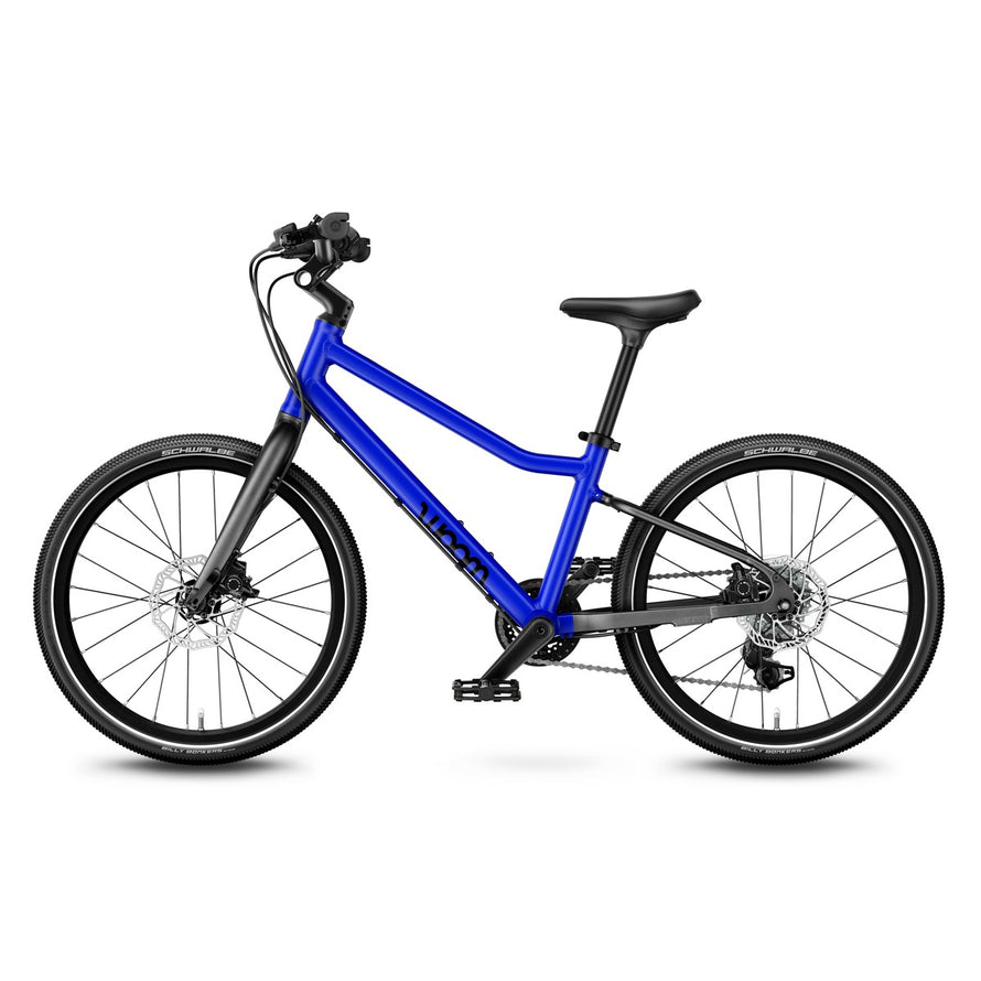 Velo enfant 20 pouces woom explore 4 bleu profil droit tout terrain pour enfants de 6 a 8 ans