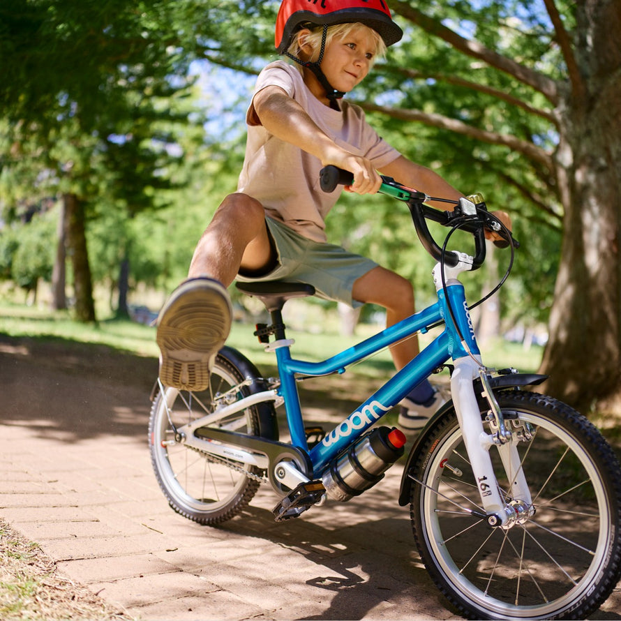 Velo enfant 16 pouces Woom GO 3 Automagic avec cadre bleu et design ergonomique pour enfants de 4 a 6 ans