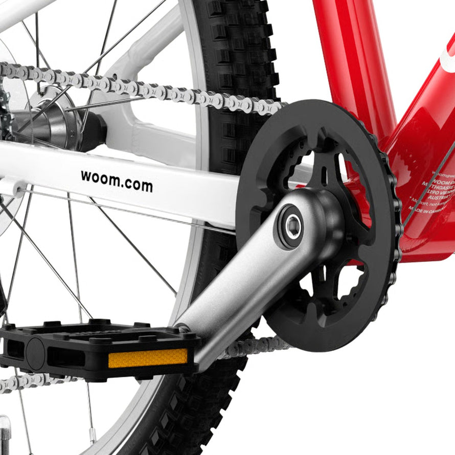 Detail du pedalier et chaine du velo enfant 20 pouces Woom GO 4 vitesses intuitives pour 6 a 8 ans