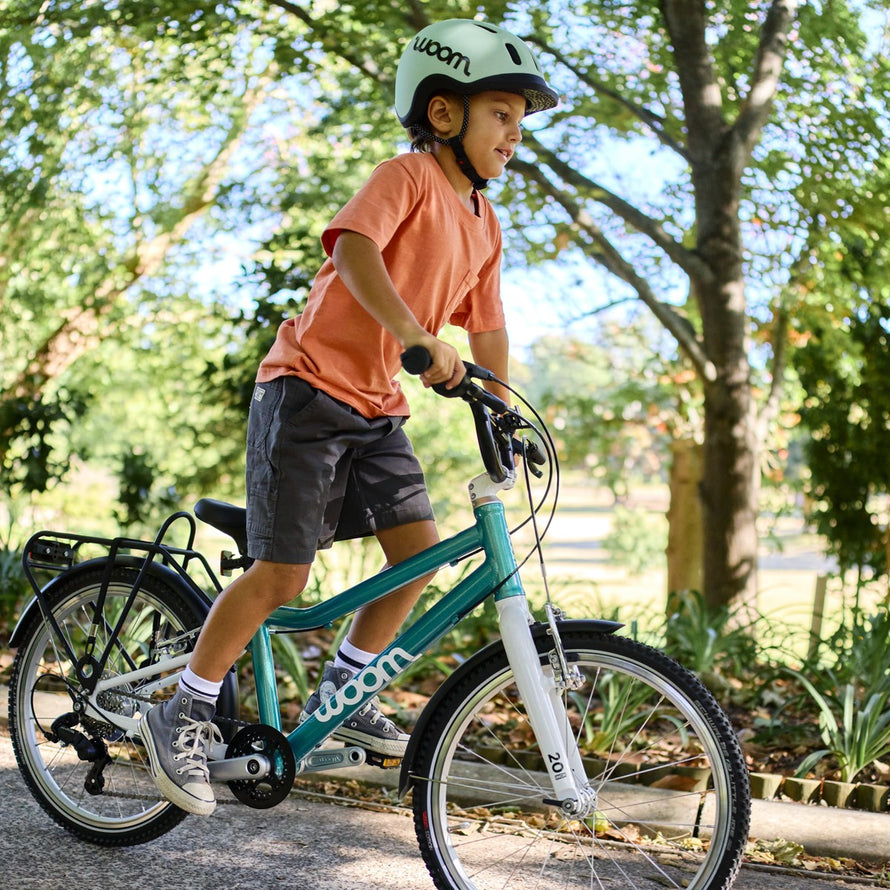 Enfant de 6 a 8 ans roulant sur velo 20 pouces Woom GO 4 a 4 vitesses intuitives en exterieur