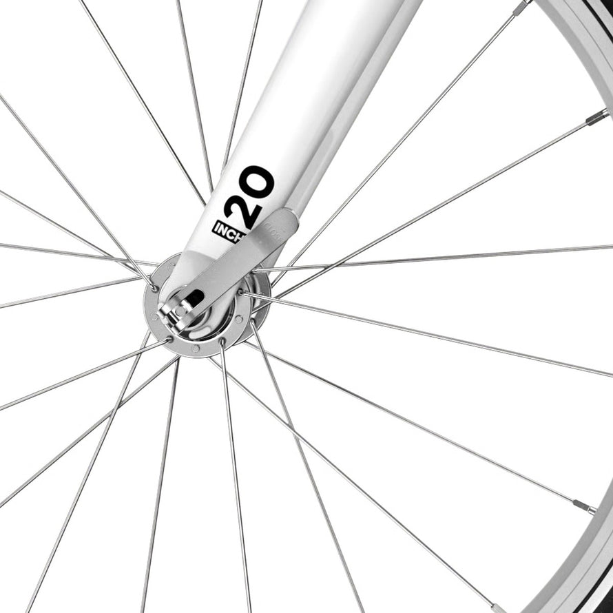 Gros plan sur la roue avant du velo enfant 20 pouces Woom GO 4 a 4 vitesses pour 6 a 8 ans