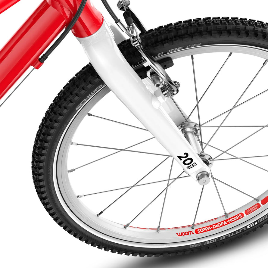 Gros plan sur la roue avant avec frein du velo enfant 20 pouces Woom GO 4 pour 6 a 8 ans