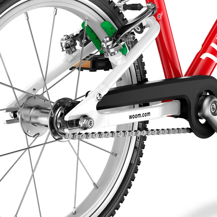 Detail de la chaine et du cadre blanc du velo enfant Woom 4-6 ans modele GO 3 avec protection