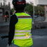 Lampe led magnetlight 2.0 wowow fixee sur un gilet jaune fluo pour securite cycliste en ville