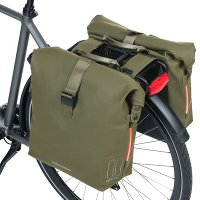 basil soho fahrradrucksack Basil SoHo Nordlicht Grüne wasserdichte Doppeltasche mit integrierter LED