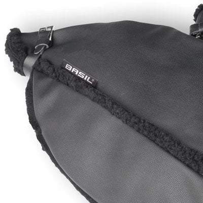 Manchons Basil noirs en cuir végétal sur guidon vélo  - #5