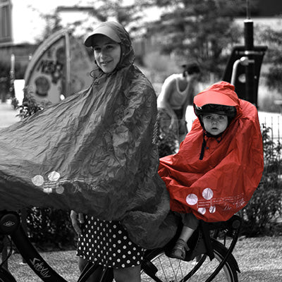Sunnybaby 14490 Cape de pluie à capuche pour siège vélo pour enfant Avec  manches et bandes réfléchissantes Peut se porter avec un casque de  protection Noir : : Sports et Loisirs