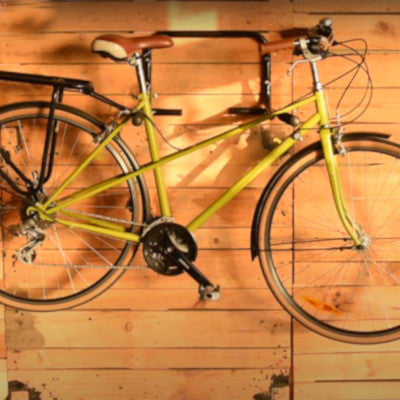 Porte-vélos verticaux : Droit, compact et à plat contre le mur