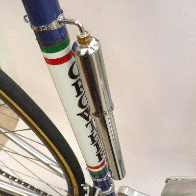 Support de pompe chromé sur cadre de vélo vintage